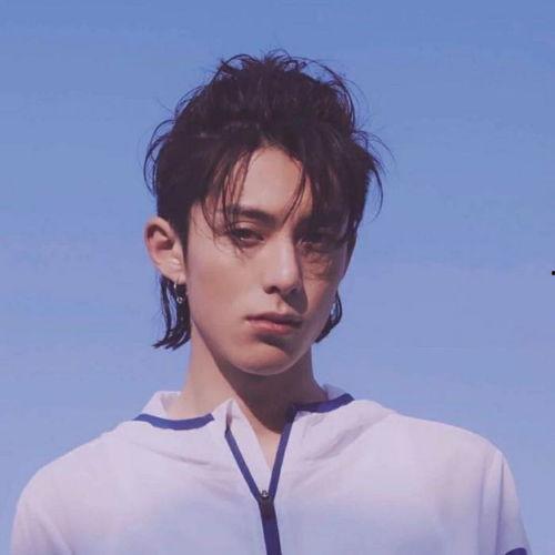 王鹤棣爆料姐弟恋视频,甜蜜互动引网友热议  第1张